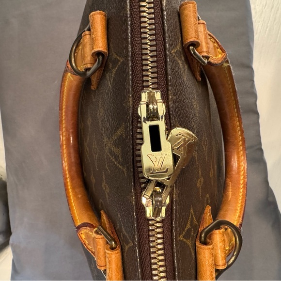 AUTHENTIC LOUIS VUITTON ALMA BAG
💕LOVE IT OR LEAVE IT💕JEBWA MYSTERY GAME - Picture 4 of 11